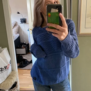 stickad tröja - jättefin stickad blå tröja. osäker på om jag ska sälja!! 