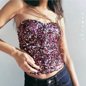 Paljett topp - Säljer min skit snygga och slutsålda topp från zara. Köpt för 360kr för typ en månad sen men säljer eftersom den var lite för stor. Toppens storlek är M men skulle säga att den passar S-M❤️