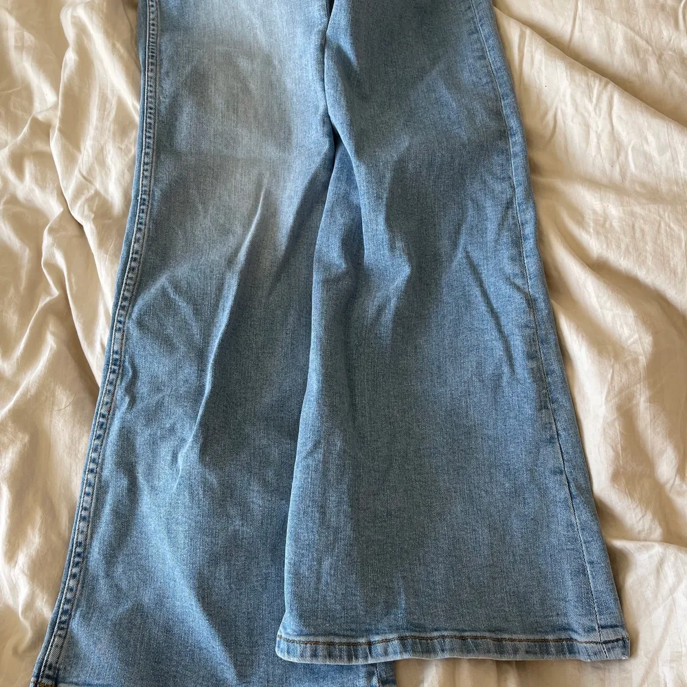 Blå zarajeans som inte ens är testade. Köpt sommaren 2019 men har helt enkelt inte haft användning för dom. Kan mötas i Stockholm annars står köpare för frakt. Kom privat för fler bilder💞. Jeans & Byxor.