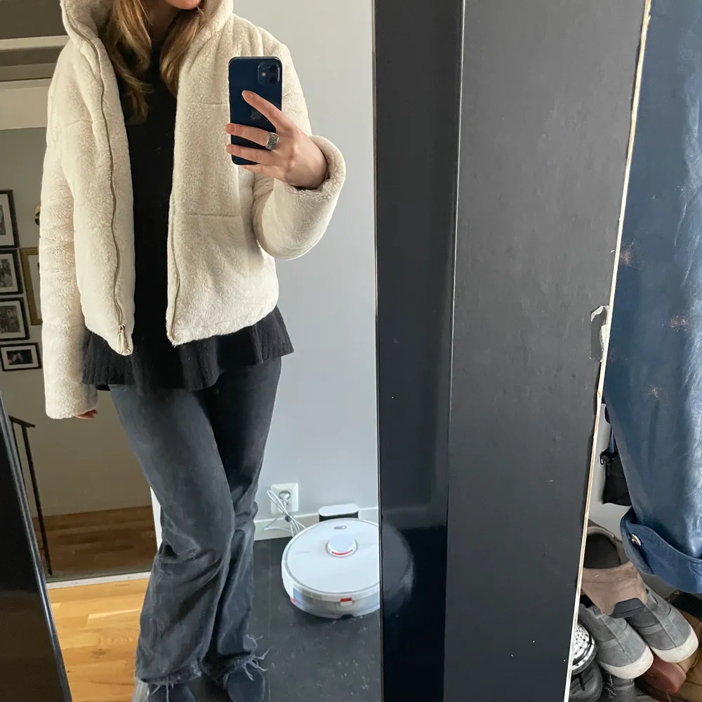 Super snygg beige päls jacka från zara av fuskpäls! Sparsamt använd och har inga defekter 💓💓 Pris kan diskuteras☺️☺️ . Takit.