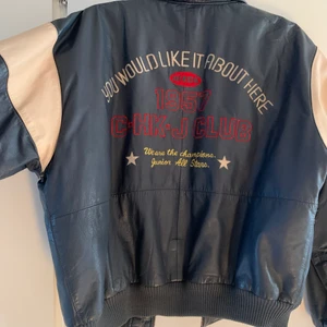 Petroff läderjacka VINTAGE - Begagnad petroff läderjacka, inte toppen skick , hål vid mudden och innerfickan men inget som man direkt lägger märke till☺️ Kom med bud, köparen står för frakten. ONESIZE