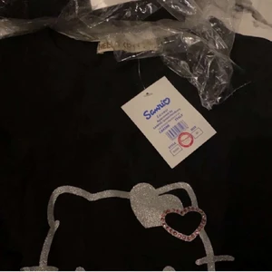 Tröjor - Har 10 st Hello Kitty tröjor, barn storlekar M och L. Jag har färgerna rosa och svart. Helt nya och oanvända. En för 40kr, köper man två för 70kr och alla tio för 320kr. Frakt ingår ej. (Alla tio kmr frakten kosta 57 spårbart, köper man en tröja kostar det 25kr) 