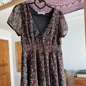 kort klänning  - blommigt mönster och super fina lager längst ner, skriv om du vill ha bild💗 lite sönder i en söm där bak, men syns inte på