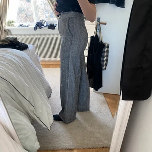 Kostymbyxor  - Säljer dessa kostymbyxor då de aldrig kommer till användning med prislapp kvar. Strlk 38. Är väldigt sköna i materialet och långa på mig ( är 174 cm). köpya från asos för ca 1 år sen för 600kr. Säljer för 350kr+ frakt.