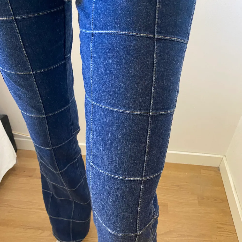 Säljer här ett par superfina vintage jeans med rutigt mönster! Jeansen är sparsamt använda och har en väldigt fin modell/passform! De kommer från märket Ama zing i storlek 14/33L, vilket jag skulle säga passar xs-m tack vare strectigt material💘. Jeans & Byxor.