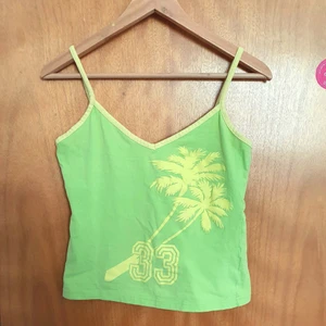 Y2k limegrönt linne  - Snyggt linne från början av 2000-talet!! Färgen är mest verklighetstrogen på sista bilden. Storlek m och slutar just ovanför naveln<3 Skriv om du har frågor!🥰