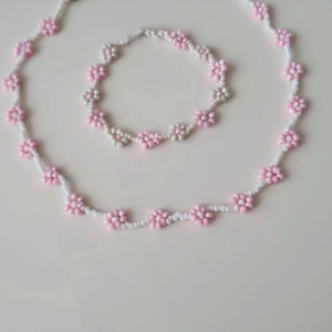 Pärlarmband och pärlhalsband  - Pärlarmband och pärlhalsband! Halsband:130kr Armband: 49kr💗💞✨⚡️⭐️💫