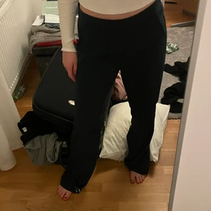 Marin blå kostymbyxor  - Marinblå lågmidjade kostym byxor från mango!