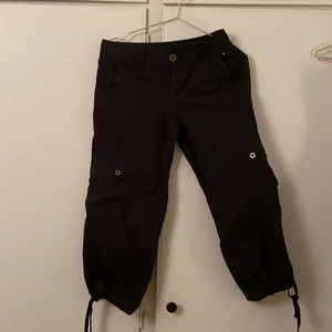 Ankel cargo byxa strl.2 (XS) - Svarta ankel långa byxor med dragsko nedtill. Sparsamt använda så i gott skick. 