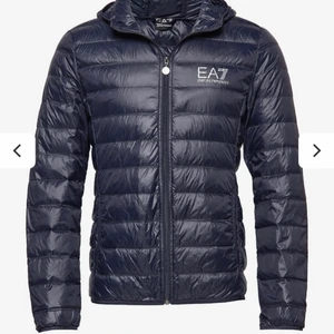 EA7 jacka i strl M  - Jag säljer min Armani jacka pågrund att den är för stor använd några månader men är i bra skick. Både för killar och tjejer priset kan diskuteras.