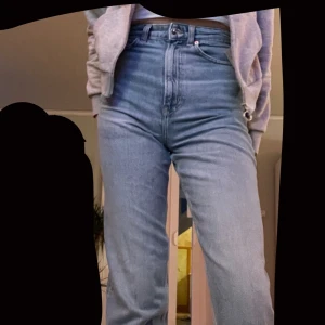 Jeans - Ett par jeans som är från hm o de är extra långa. Jag är 178 cm o de hade kunnat vara längre på mig men om ni är typ 1.70-175 är dom nog perfekta. De kostade 400kr när jag köpte dem o har använt de typ 3 gånger eftersom att de är lite korta på mig. Ni står för frakten och kan endast leverera. Tar Swish. Skriv om ni är intresserade💕de är typ ljusblå 