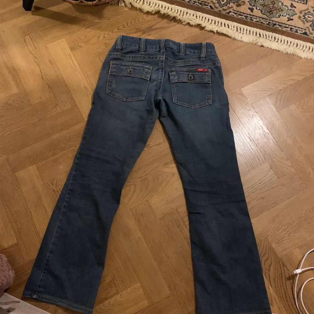 Lågmidjade jeans från only så snygga men tyvärr för stora i midjan på mig. Dom är ca en S. Jeans & Byxor.