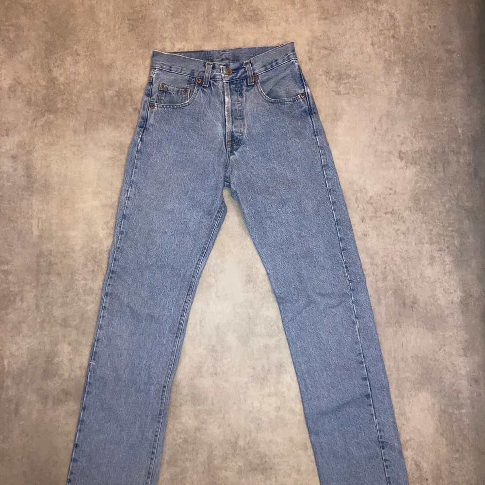 Blå vintage Levis jeans i storlek 26-36 är avklippta några centimeter. Jeans & Byxor.