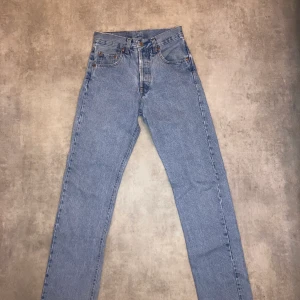Vintage Levis jeans  - Blå vintage Levis jeans i storlek 26-36 är avklippta några centimeter