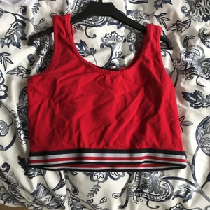 Linne - Ett rött linne i storlek M