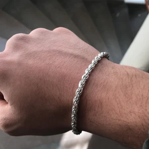 Silver cordell armband (925) - Kvitto och box finns kvar! Kedjan har bara varit använd i några veckor men säljer på grund av att jag inte gillat tjockleken på den. Fler detaljer kom privat!