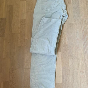 Levis manchesterbyxor  - Jättefina benvita beiga manchesterbyxor från Levis i W33 L34, köpa secondhand men nästan aldrig använda perfekta till sommaren! 