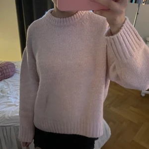 Tröja - Lägger upp igen pga oseriös köpare. Supermysig stickad tröja från zara som är helt oanvänd, perfekt för sena sommarkvällar!💗 obs det är inte en fläck på tröjan utan det är bara ett veck eftersom att den har legat ihopvikt i en låda💘