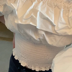 Vit tröja  - Säljer denna jättefina vita tröjan, använd minst 1 gång. Säljer då jag tycker att det inte passar mig och inte riktigt min typ av tröja :) pris kan diskuteras vid snabb affär. Kontakta mig vid intresse 