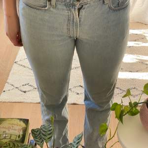 Ljusare jeans som liknar Levis i modellen. Passar en 38-40 beroende på hur man vill att de ska sitta, använda fåtal gånger 