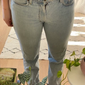 Jeans  - Ljusare jeans som liknar Levis i modellen. Passar en 38-40 beroende på hur man vill att de ska sitta, använda fåtal gånger 