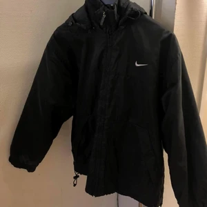 Vintage Nike Jacka - Säljer en riktigt fet vinter/höst jacka. Passar bra för medium/large. Är 188cm och den passar mig, lite kort i ärmarna. Bud: 599kr, Bin: 799kr.