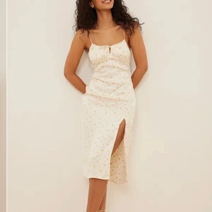 Sanna Jörnvik x NAKD  - Säljer denna klänning från Sanna Jörnvik för nakd i storlek 34! Slutsåld på hemsidan. Väldigt fin men passade inte mig helt tyvärr💛