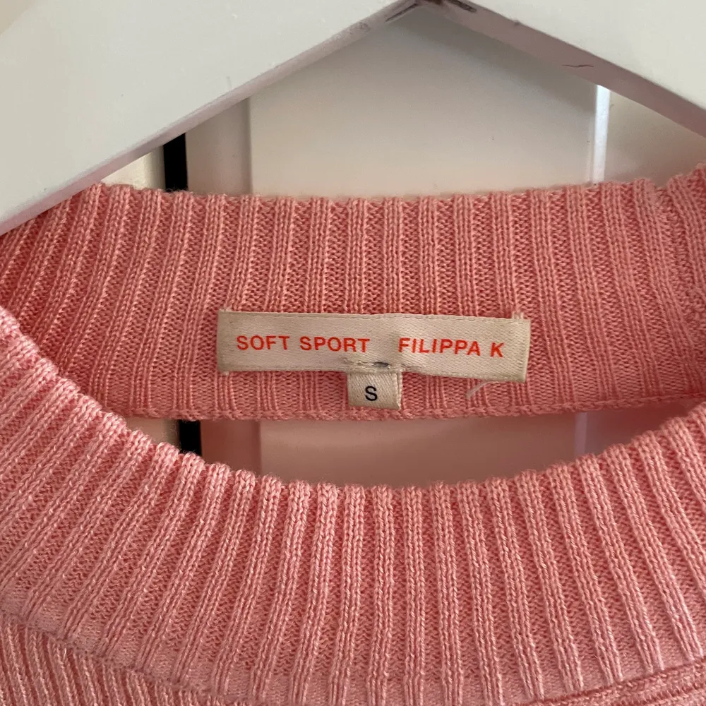Filippa K stickad tröja, Soft sport stl S. Öppen i ryggen. Nyskick, köpt för 899kr. Stickat.