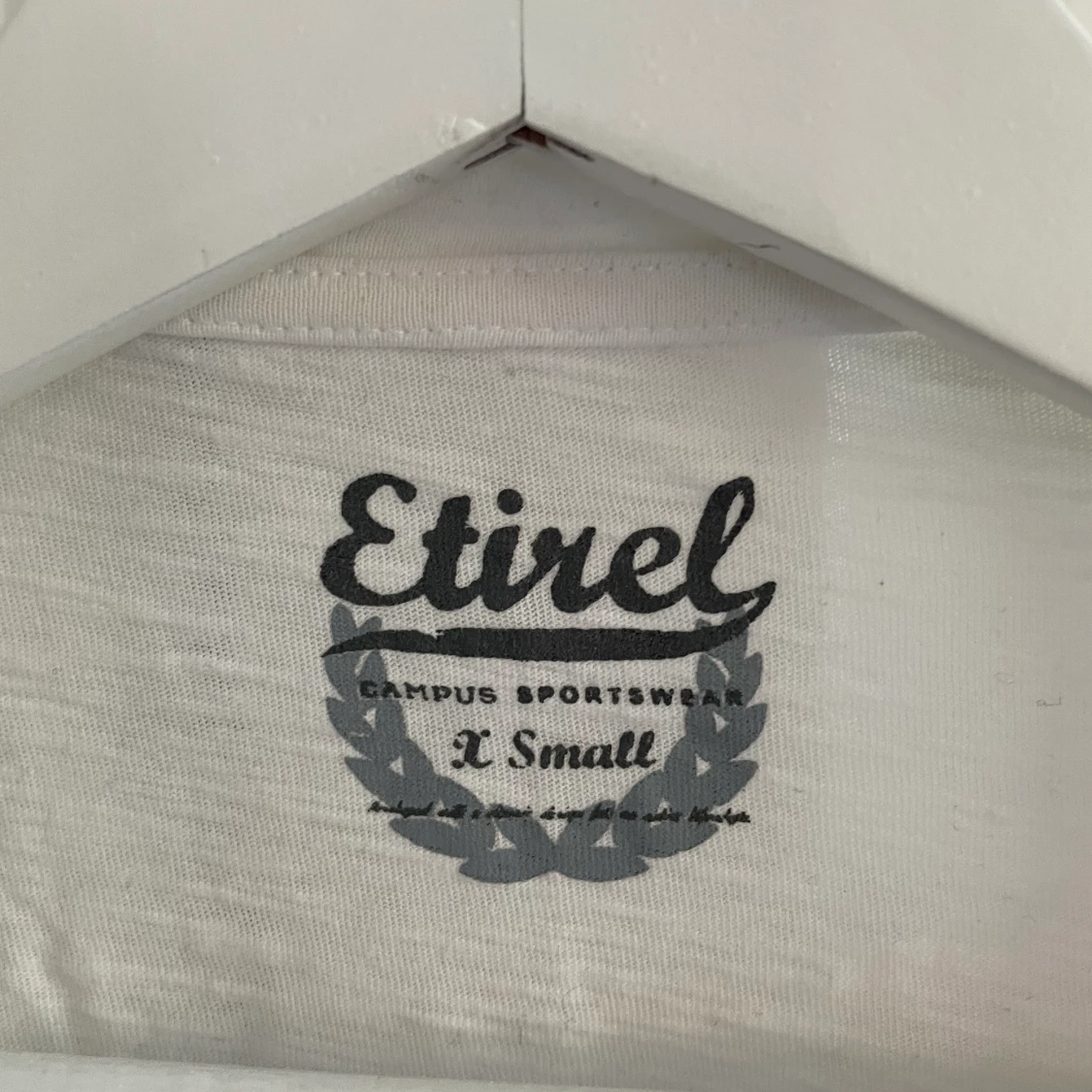 Etirel vit V neck t-shirt  - 91