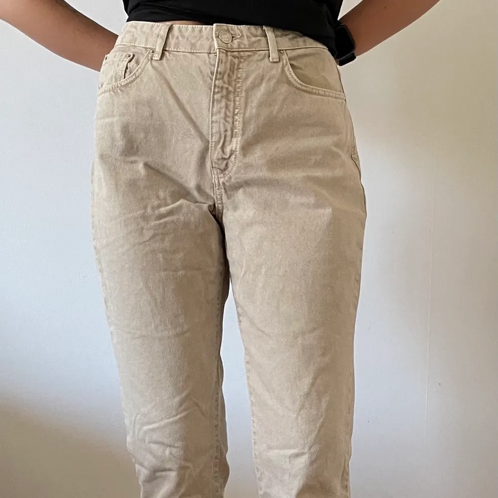 Beiga jeans från GinaTricot. I storlek 40 säljs för 150kr. Jeans & Byxor.