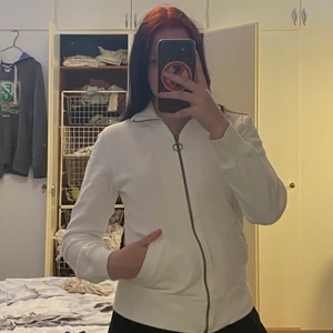 Vit långärmad kofta - Vit långärmad tröja, fick den av min syster den är skön men inte min stil