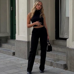 Raka kostymbyxor - Exakt likadana kostymbyxor som min annons innan men i svart!!!! dessa är dock använda en gång!! (Se andra bild för passform men i den grå färgen o sista bilden för halv bild i svart) super långa i benen på mig som är 165cm så skulle rekomendera för er som är 170-180+ cm!! Jag har ofta 36 i storlek men dessa i 34 då de är oversized🥰 frakt 66kr tillkommer