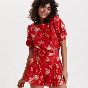 Odd molly ByxKjol stl 3 - Oanvänd byxkjol från odd molly i stl 3 (40/42) Dragkedja på sidan Skickar med spårbar frakt