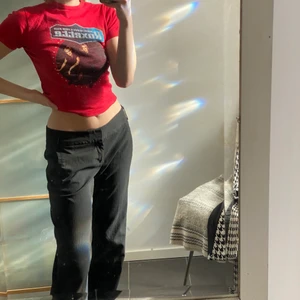 Lågmidjade kostymbyxor  - Skitsnygga låga kostymbyxor från Mexx. Lite noppriga vid midjan men annars bra skick! Midjemått 85cm och innerbenslängden 81 cm. Passar perfekt på mig som är 170cm.