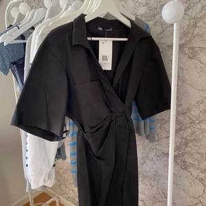 Zara klänning  - En oanvänd klänning från Zara. Endast testad. Köparen står för frakten