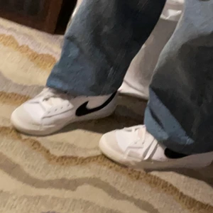 Nike blazers - Säljer mina nike blazers för ett bra pris. Ord pris: 900 kr. Använda 3-5 ggr. Bra skick, rena.