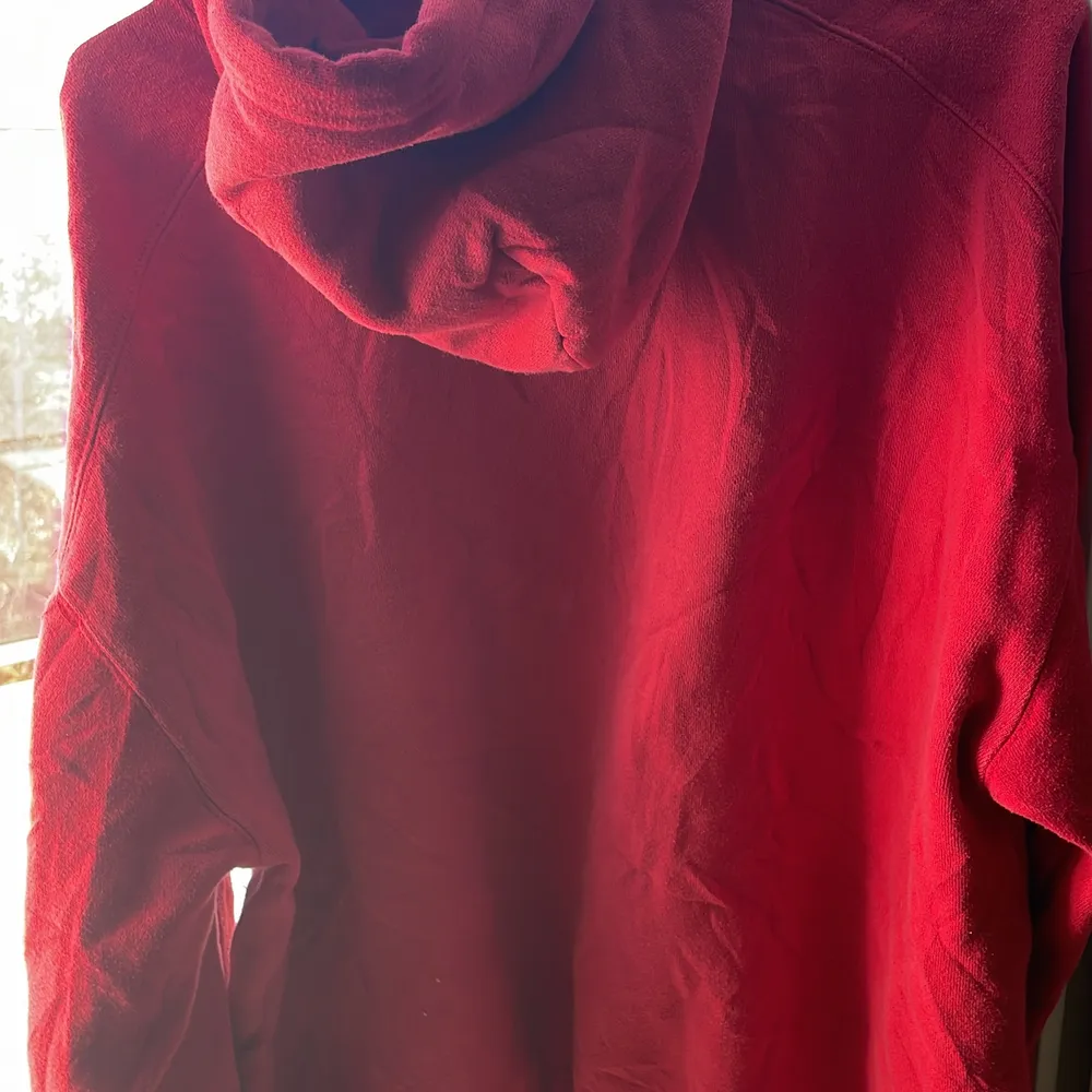 En väldigt fin vintage tröja som ej kommer till användning längre, med ett bra skick. Då jag köpte den när jag var besatt av färgen röd. Den är i strl L men passar även perfekt som M.. Hoodies.