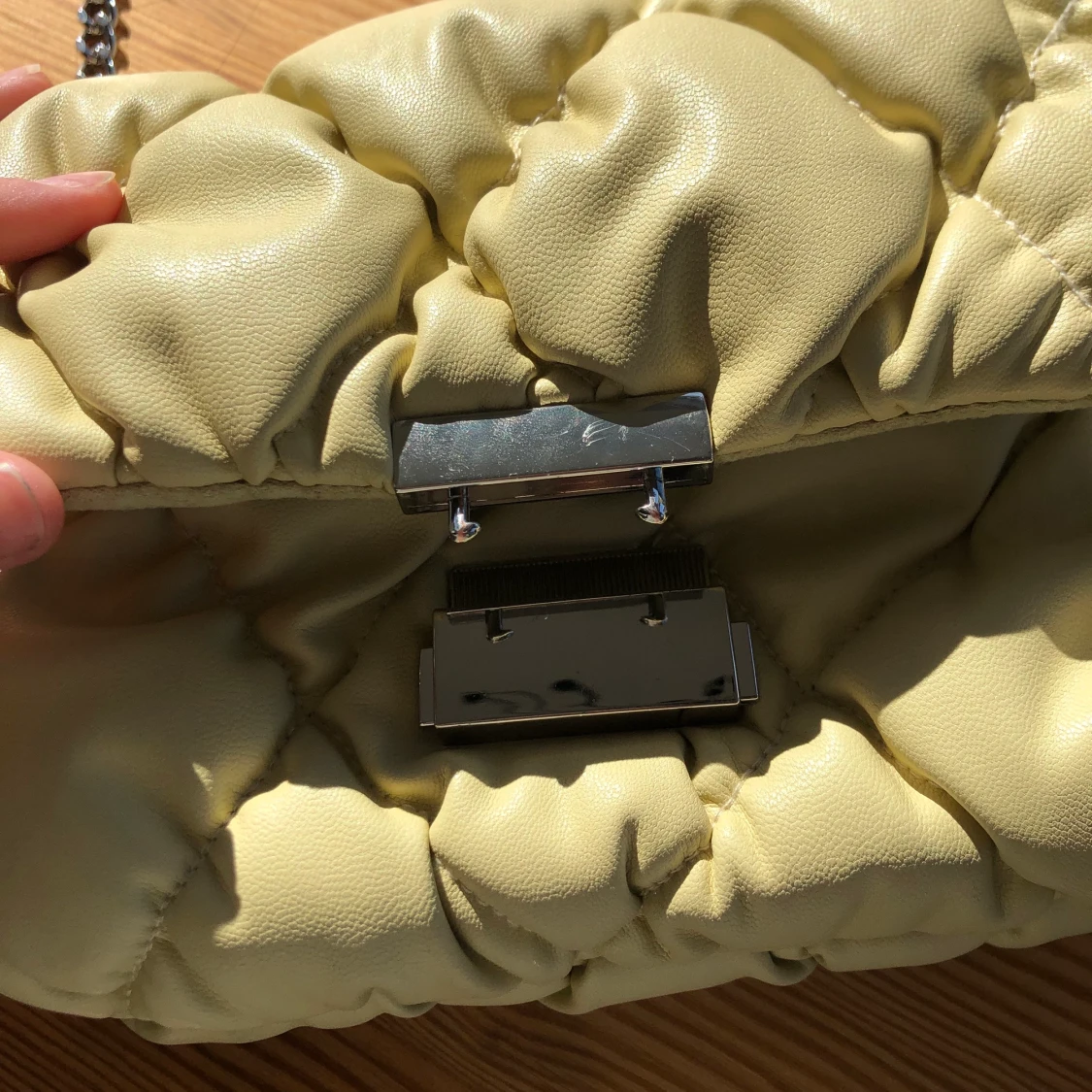 Handväska i gjort av konstläder.  - 91