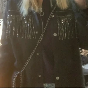 Zara jacka  - Säljer denna populära jackan från Zara då det inte riktigt är min stil, bara skriva för bilder. (Lånad bild)