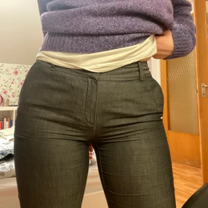 Mörkgråa kostymbyxor💓 - Skitsnygga lågmidjade mörkgråa kostymbyxor från Massimo Dutti. Ganska bra skick men har en del slit på grund av användning, därav priset. Dom är lite små på mig som är strl M/38. Lite långa på mig som är 165. Kan mötas upp i Stockholm, annars står köparen för frakt. Skriv privat om ni är intresserade eller har frågor💞