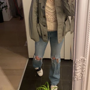 Jeans från zara  - Köpte dessa för några månader sen på zara och finns därför ej kvar 🤩skit balla men kommer ej till användning längre köpte dom för 499 men går ner i pris till 399... storlek 36/38