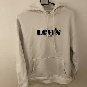 Levis hoodie i strl s, passar även xs. Bra skick. Nypris 799.