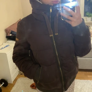 Fin brun jacka - Väldigt varm jacka från edc. Använt denna jackan endast förra vintern. PRIS kan diskuteras. Storlek M men passar lika på mig som då är en S