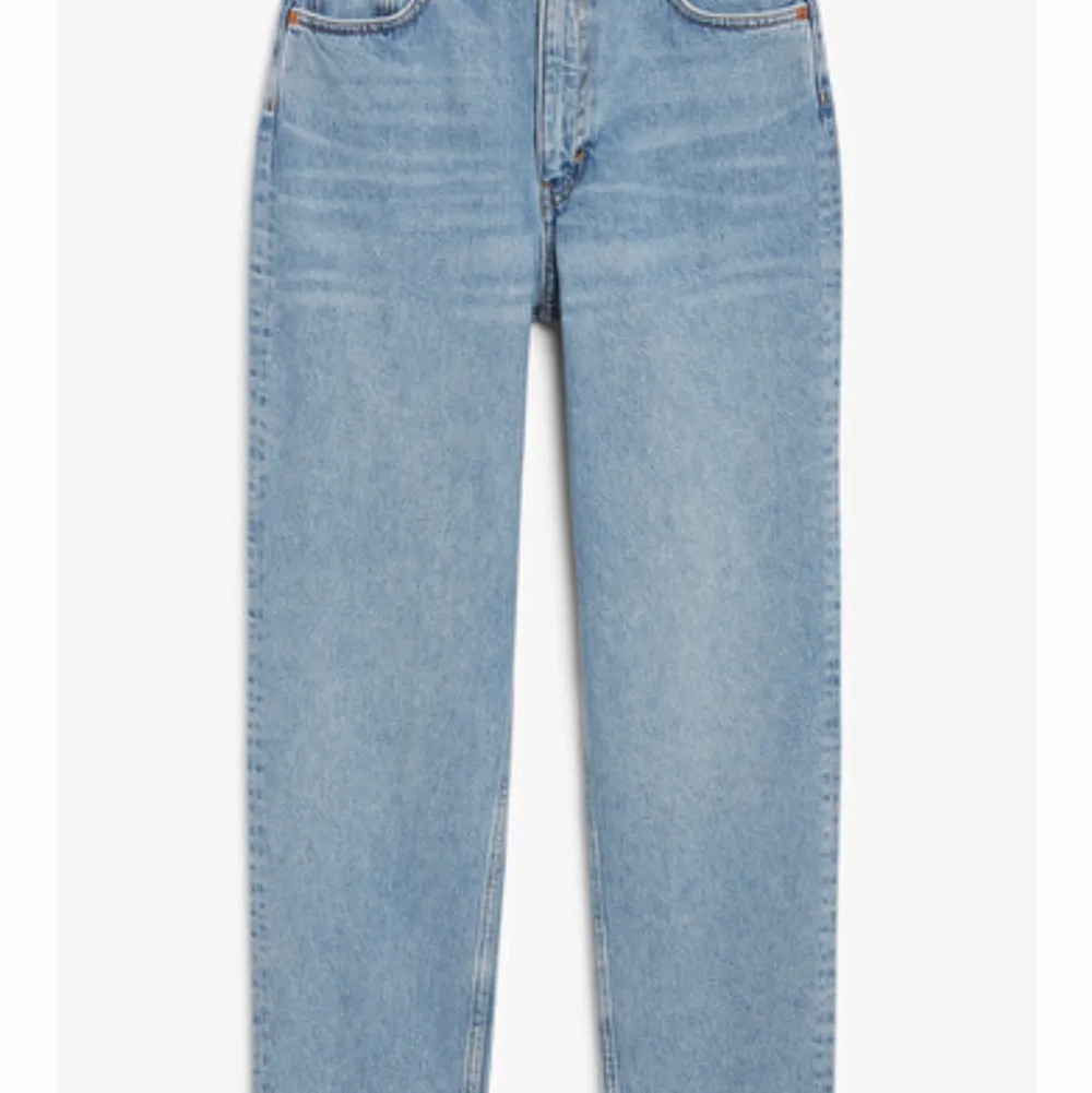 Säljer dessa ljusblåa baggy jeansen som jag knappt har använt, vill bara bli av med dem eftersom de är för breda och det inte riktigt min stil, Strl 32 och passar både tjejer och killar (köparen står för frakten), Det går jättebra med swish.. Jeans & Byxor.