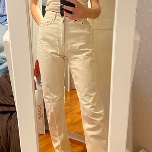 Vit/ beiga jeans  - Jag på bilden är normalt en 36a och år 178 i längd. Använda endast 1 gång. Kan både mötas upp och skicka! 