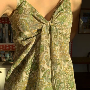 Y2k topp - Så fin grön y2k topp i så fin färg! Passar ca s-m, men även lite lösare på mig som har xs! Köparen står för frakt💕