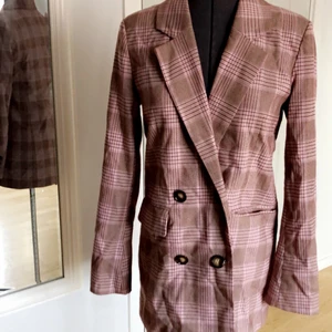 Lila blazer  - Otroligt fin Lila blazer från Gina Tricot i storlek S, har tyvärr inte kommit till användning. Säljer för ett bra pris 💕 det är fyra knappar på men den syns inte 