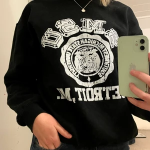 Jättefin sweatshirt💗 - Superfin lagom oversized sweatshirt med vitt tryck ifrån Asos! Köpte för ca ett år sedan och använt sparsamt, endast liiiite knoppror på den men man märker det knappt:) Skriv för fler bilder eller frågor💕Köpare betalar frakt