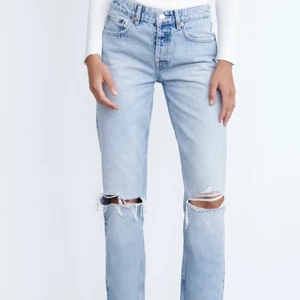 mid rise jeans - säljer mina helt oanvända mid rise zara jeans med slitningar då jag råkade köpa fel storlek🤍 jättesnygg passform