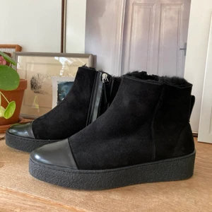 Filippa K Bonny Shearling Boot, stl 41 - Helt oanvända curlingliknande skor från Filippa K, en modell som inte finns i deras sortiment denna säsongen. Nypris 3000 kr.